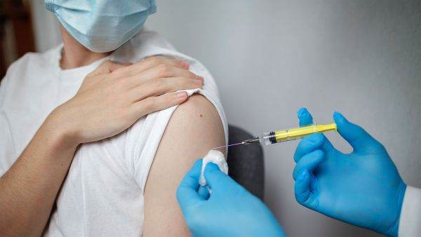 Peste jumătate din adulţi sunt complet vaccinaţi împotriva COVID-19 în Uniunea Europeană