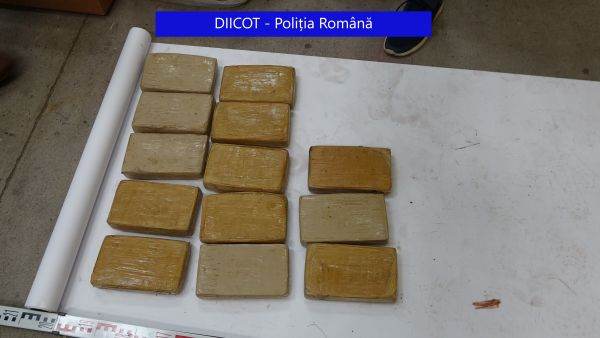 503 kilograme de cocaină, descoperite în cutii de banane la un depozit din Chiajna