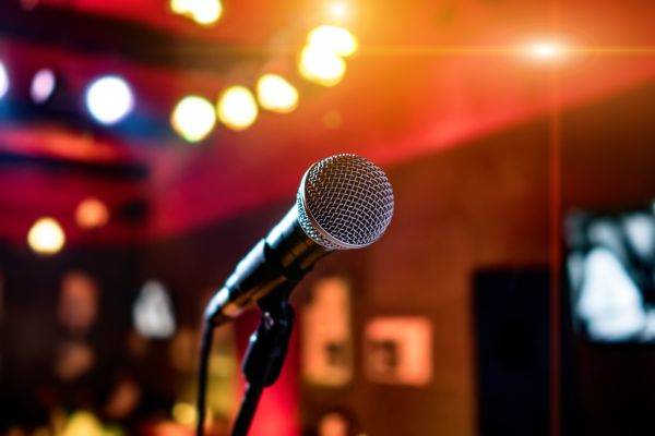 China va interzice cântecele pentru karaoke care "ameninţă securitatea naţională"