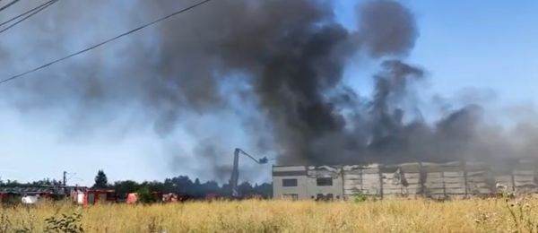  Incendiu la o hală de la Mogoşoaia cu degajări mari de fum. A fost emis mesaj RO-ALERT