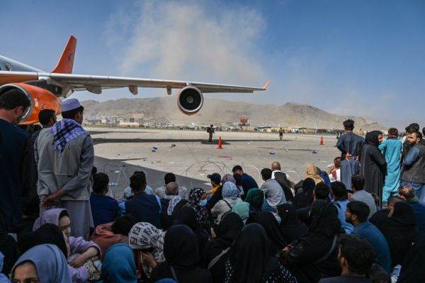 Sute de afgani s-au adunat în jurul aeroportului din Kabul în speranţa că vor fi evacuaţi din ţară