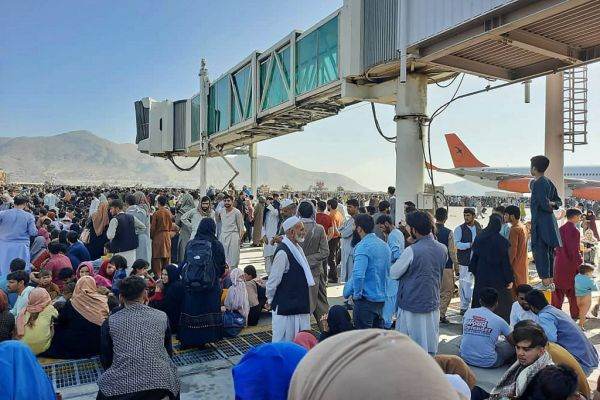 ''Cel puţin 20 de persoane au murit în ultima săptămână în timpul evacuării de pe aeroportul din Kabul''