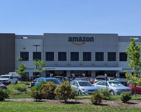 Amazon vrea să angajeze 55.000 de persoane la nivel mondial 