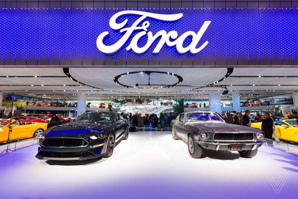 Acţiunile Ford cresc după angajarea unui fost director de la Apple şi Tesla