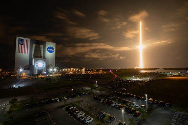 SpaceX se pregăteşte să trimită pe orbită primul echipaj exclusiv civil