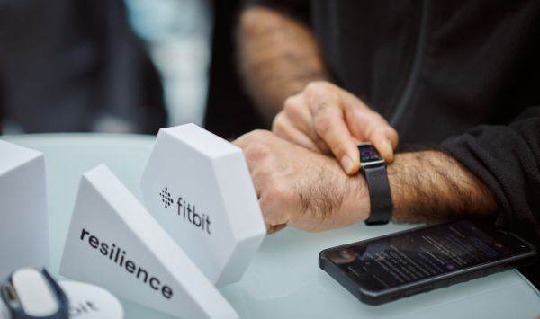 Fitbit Charge 5, lansat în România