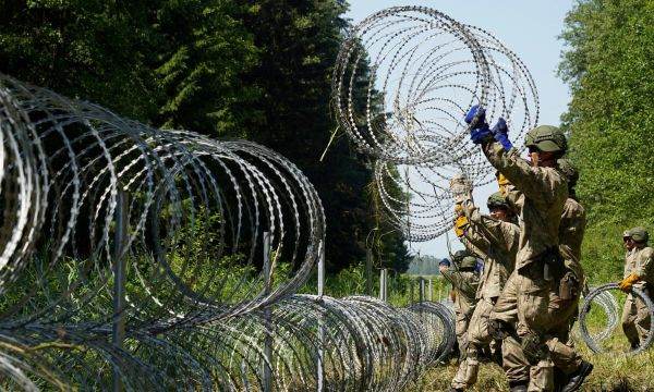 Lituania şi Letonia instalează bariere la graniţa cu Belarus