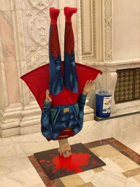 Machetă cu Superman prăbuşindu-se, adusă de PSD la intrarea în sala de plen a Parlamentului