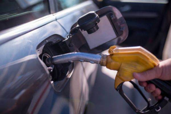 Consiliul Concurenţei anchetează de ce s-au scumpit atât de mult carburanţii auto