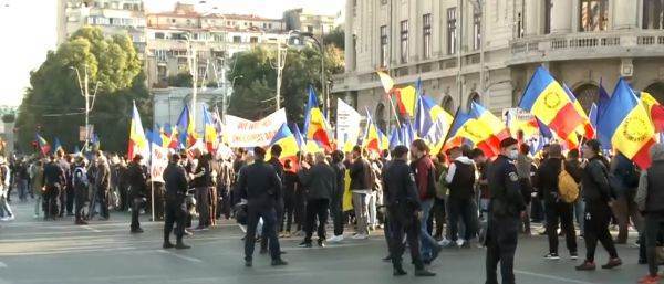 Protest în centrul Capitalei împotriva noilor restricţii care vor intra în vigoare de mâine