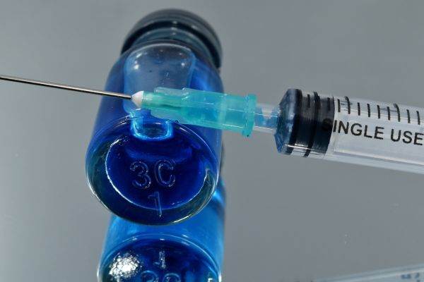 Parlamentarii europeni vor transparentizarea achiziţiilor de vaccin ale CE