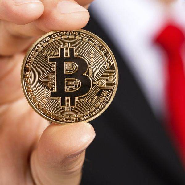 Bitcoin scade după ce a atins un nou maxim istoric