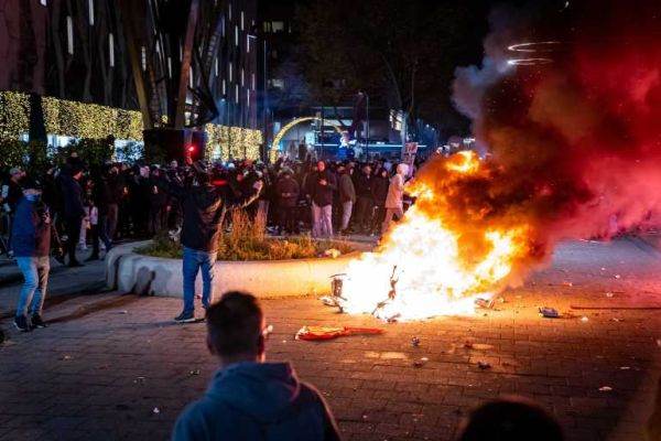 Răniţi şi violenţe la protestele din Rotterdam faţă de noile restricţii