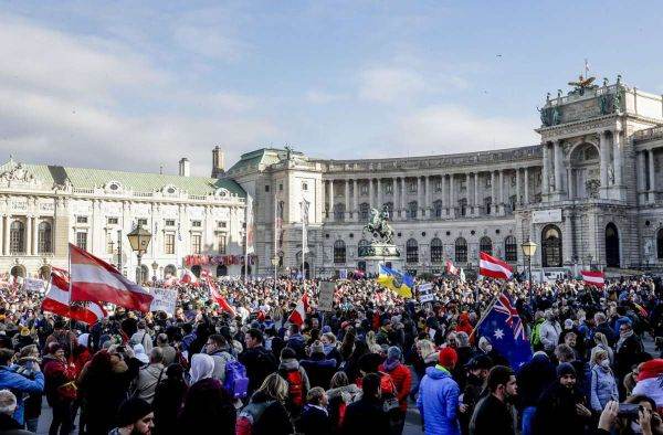 Mii de manifestanţi protestează împotriva vaccinării obligatorii