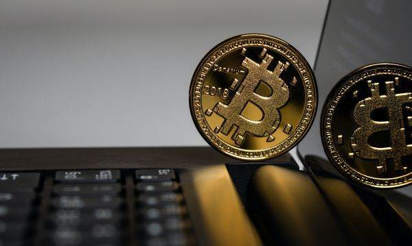 Bitcoin a pierdut 22% din valoare într-o singură zi