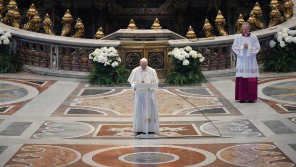 Papa Francisc cere ca tensiunile din Ucraina să se rezolve prin dialog