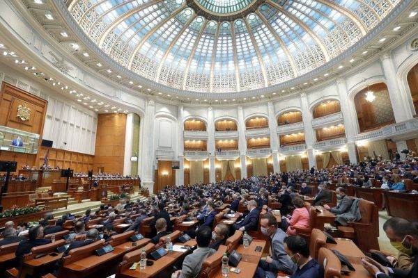 Dezbateri de formă pe legea bugetului, în Parlament