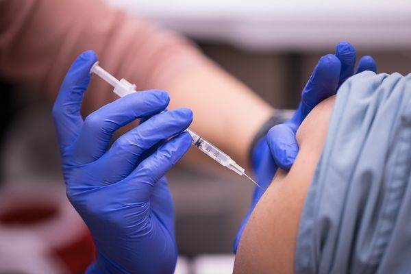 Premierul anunţă vaccinarea cu a patra doză de vaccin anti-COVID-19