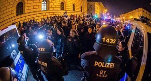 Mii de manifestanţi au protestat împotriva restricţiilor legate de pandemia de coronavirus