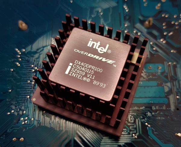 Intel şi Italia intensifică discuţiile privind construirea unei fabrici de semiconductori