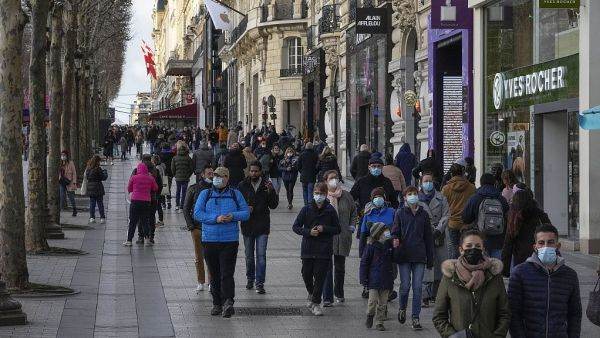 Franţa a înregistrat un record zilnic de aproape 370.000 de cazuri noi