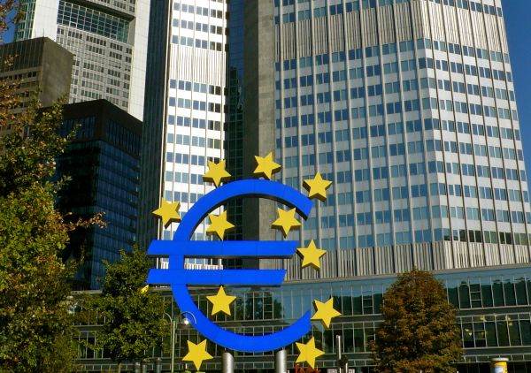 Economia UE şi cea a zonei euro au înregistrat creşteri modeste în trimestrul patru din 2021