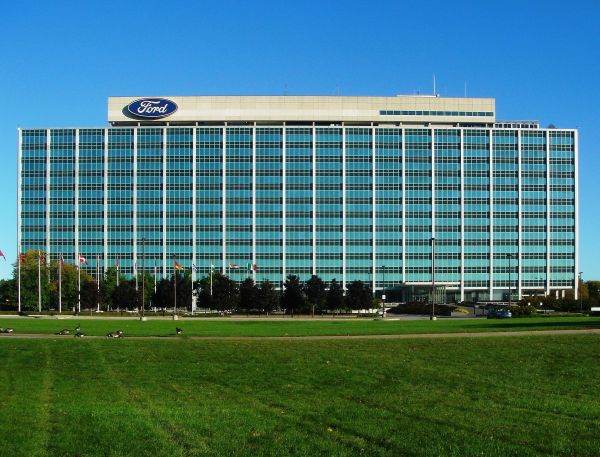 Ford Motor va suspenda sau reduce producţia la opt din fabricile sale din SUA, Mexic şi Canada