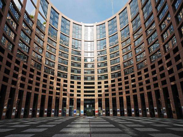 Parlamentul European cere o strategie a UE mai eficientă pentru a combate cancerul