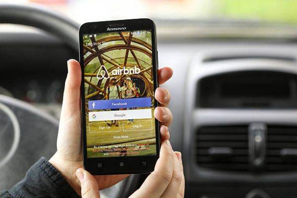 Airbnb suspendă operaţiunile din Rusia şi Belarus