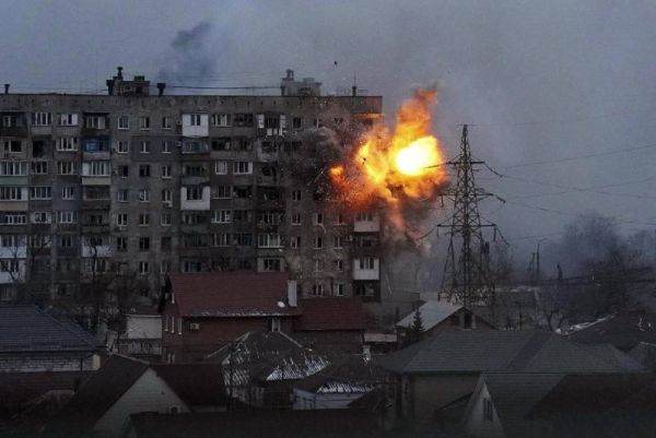 Ruşii bombardează imobile civile în Mariupol