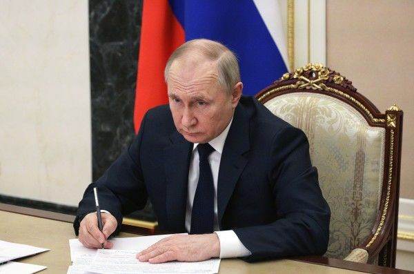 Vladimit Putin (Sursă foto: Twitter/https://twitter.com/KremlinRussia_E/status/1501985813499944963/photo/2)