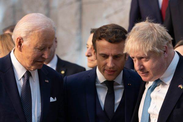  Joe Biden,Emmanuel Macron, Boris Johnson (Sursa foto: NATO/https://www.nato.int/nato_static_fl2014/assets/pictures/images_mfu/2022/3/24b-summit-photo/b220324b-006.jpg)