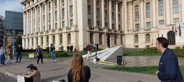 Protest în faţa Ministerului de Interne în semn de solidaritate cu jurnalista Emilia Şercan