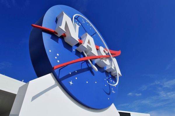 NASA a semnat contracte cu două companii pentru realizarea viitoarelor combinezoane pentru misiunea pe Lună