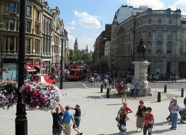 Poliţia britanică a evacuat pentru scurt timp Trafalgar Square din Londra