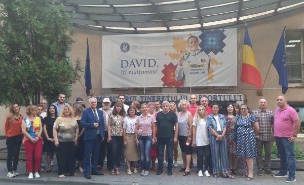 Ministerul Sportului a afişat, la intrarea în instituţie, un banner pentru David Popovici