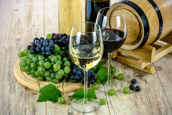 Franţa se aşteaptă la revenirea producţiei de vin în 2022, dar seceta reprezintă în continuare un risc