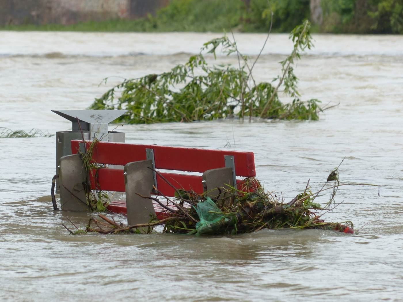 Cod galben de viituri pe râuri din 15 judeţe, până luni după-amiază