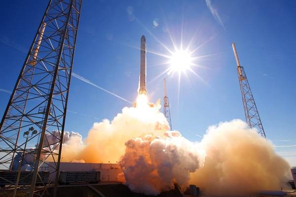 Racheta companiei americane SpaceX a ajuns pe Staţia Spaţială Internaţională