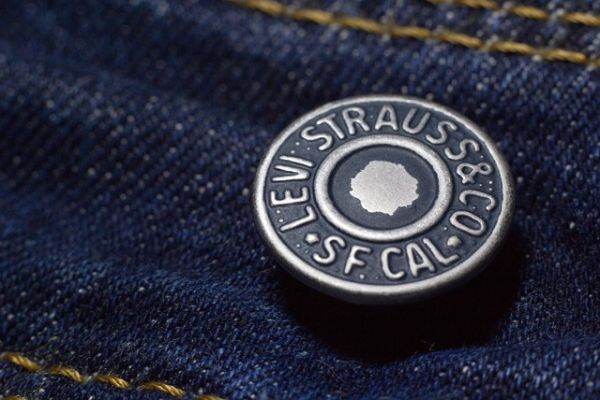 Levi Strauss şi-a redus previziunile privind profitul anual din cauza reducerii cererii