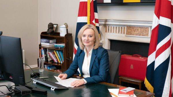 Liz Truss demisionează din funcţia de premier al Marii Britanii