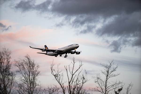 Un avion prăbuşit peste linii electrice a provocat întreruperi masive de curent electric în apropiere de Washington