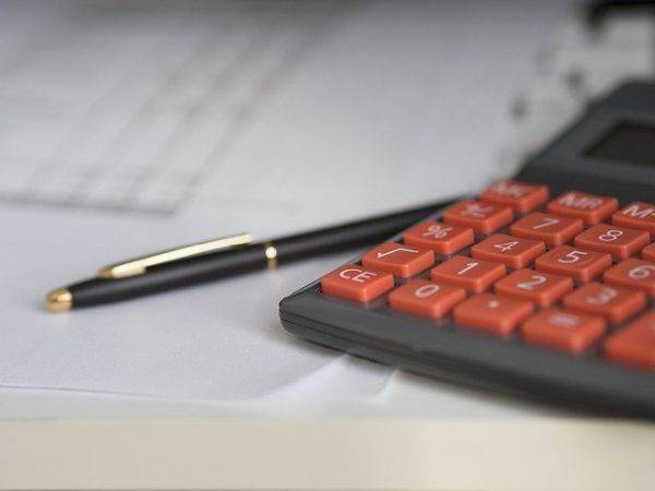 Salariul de bază mediu al salariaţilor din sectorul public este cu 32% mai mare decât al celor din sectorul privat