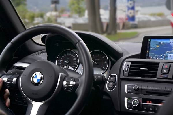 BMW a prezentat o maşină care vorbeşte şi îşi schimbă culoarea 