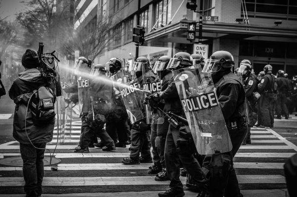 12 morţi în confruntările dintre protestatari şi poliţie 