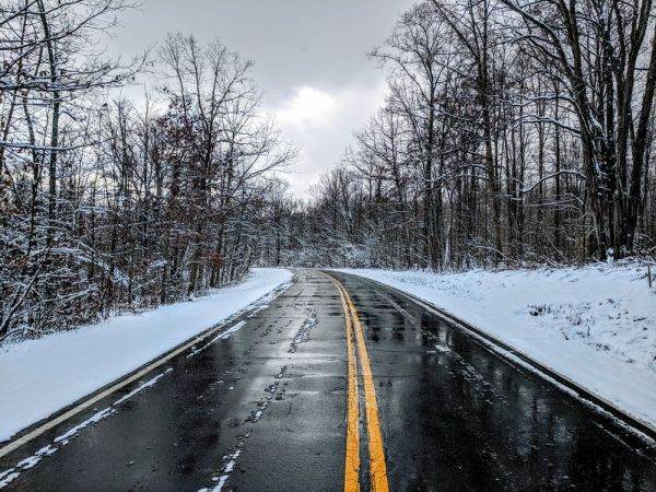 Nouă drumuri naţionale, închise din cauza condiţiilor meteo