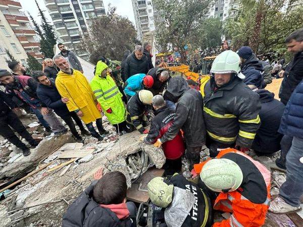 Sursa foto: pagina de facebook a lui Zeydan Karalar, primarul oraşului Adana, lovit de cutremur