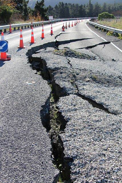 Efectele cutremurului de ieri au fost raportate în 22 de localităţi din cinci judeţe