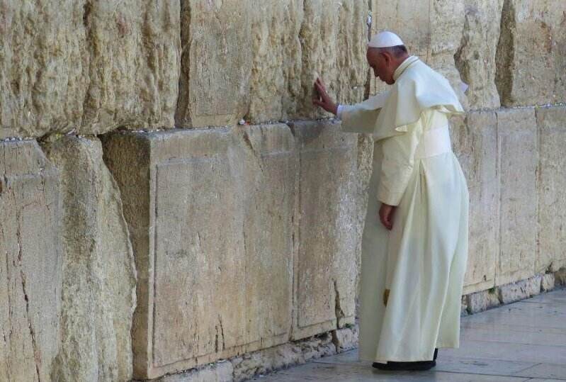 Papa Francisc la Zidul de Vest din Ierusalim, 2014.