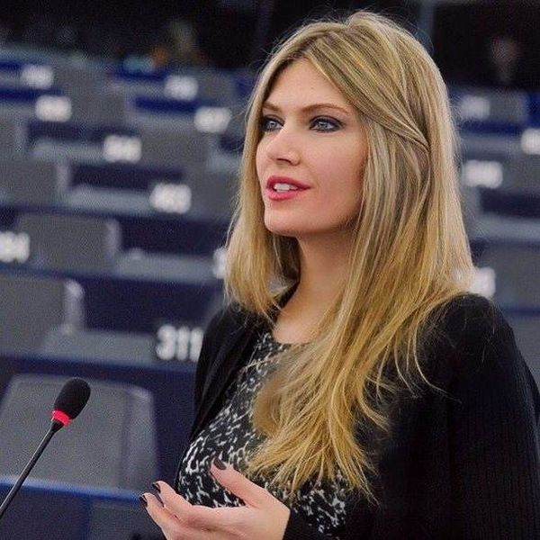 Fosta eurodeputată Eva Kaili umrează să fie mutată azi în arest la domiciuliu